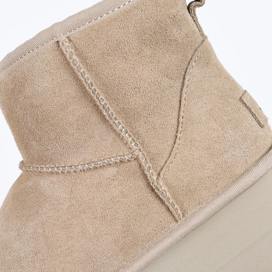 Pick up locally 💰580 Core recommended good price It is a very suitable choice for home furnishings. In the new year, uug launched a series of styles, which are partial to the preferences of young consumers and have also moved to the forefront of fashion trends. Shoe body material: water-repellent coated suede upper, 17 mm UGGPURE™ implantable wool insole, lightweight non-slip and comfortable rubber outsole, with brand LOGO and trademark, with full packaging Size: 35 36 37 38 39 40